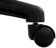 Nahaufnahme einer schwarzen Stuhlrolle von der Seite