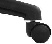 Nahaufnahme einer schwarzen Stuhlrolle von der Seite