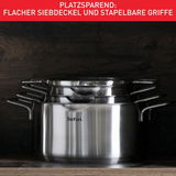 Topfset 6-tlg. Nordica aus Edelstahl, platzsparend gestapelt mit flachem Siebdeckel und stapelbaren Griffen, seitliche Perspektive