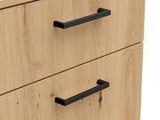 Nahaufnahme von zwei Schubladen einer Kommode aus hellem Holz mit schwarzen Griffen, seitliche Perspektive