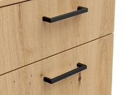 Nahaufnahme von zwei Schubladen einer Kommode aus hellem Holz mit schwarzen Griffen, seitliche Perspektive