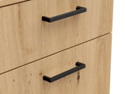 Nahaufnahme von zwei Schubladen einer Kommode aus hellem Holz mit schwarzen Griffen, seitliche Perspektive