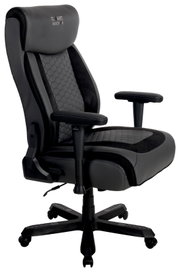 Schwarz-grauer Game-Rocker Gaming-Bürostuhl mit hoher Rückenlehne, gepolsterten Armlehnen und 5-Stern-Rollenfuß, schräg von vorne links (3/4-Ansicht) freigestellt auf weißem Hintergrund