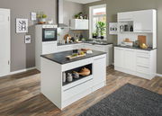 Moderne Küche mit weißem Buffet-Schrank und Kücheninsel, fotografiert aus einer leicht erhöhten Perspektive.