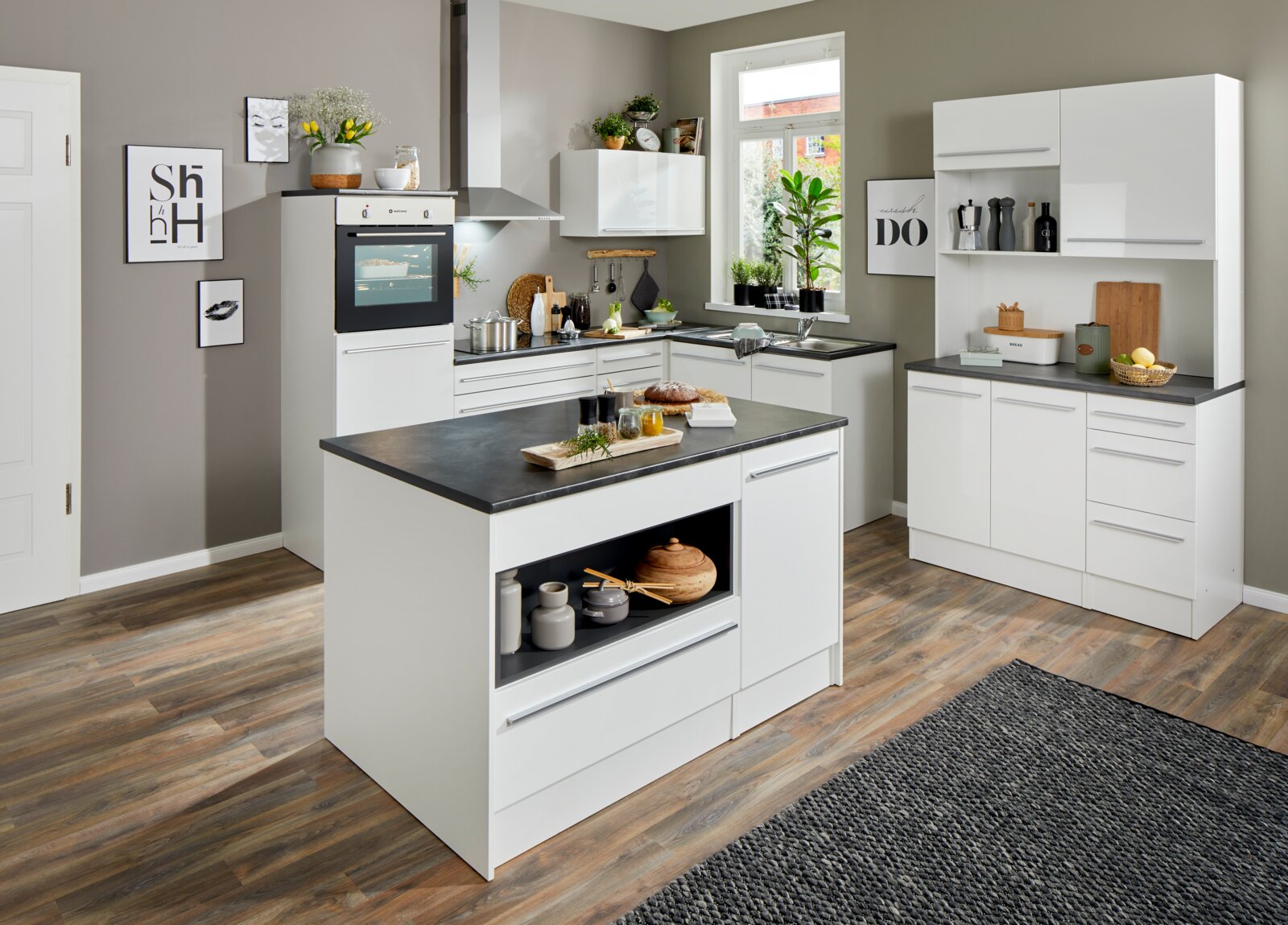 Yourkitchen Buffetkast JAZZ Moderne keuken met een witte buffetkast en een kookeiland, gefotografeerd vanuit een iets hoger standpunt.
