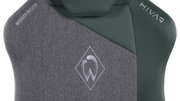 Rückansicht eines Gaming-Stuhls mit grauem Stoff und grünem Kunstleder, Werder Bremen Logo und Hivar Schriftzug.