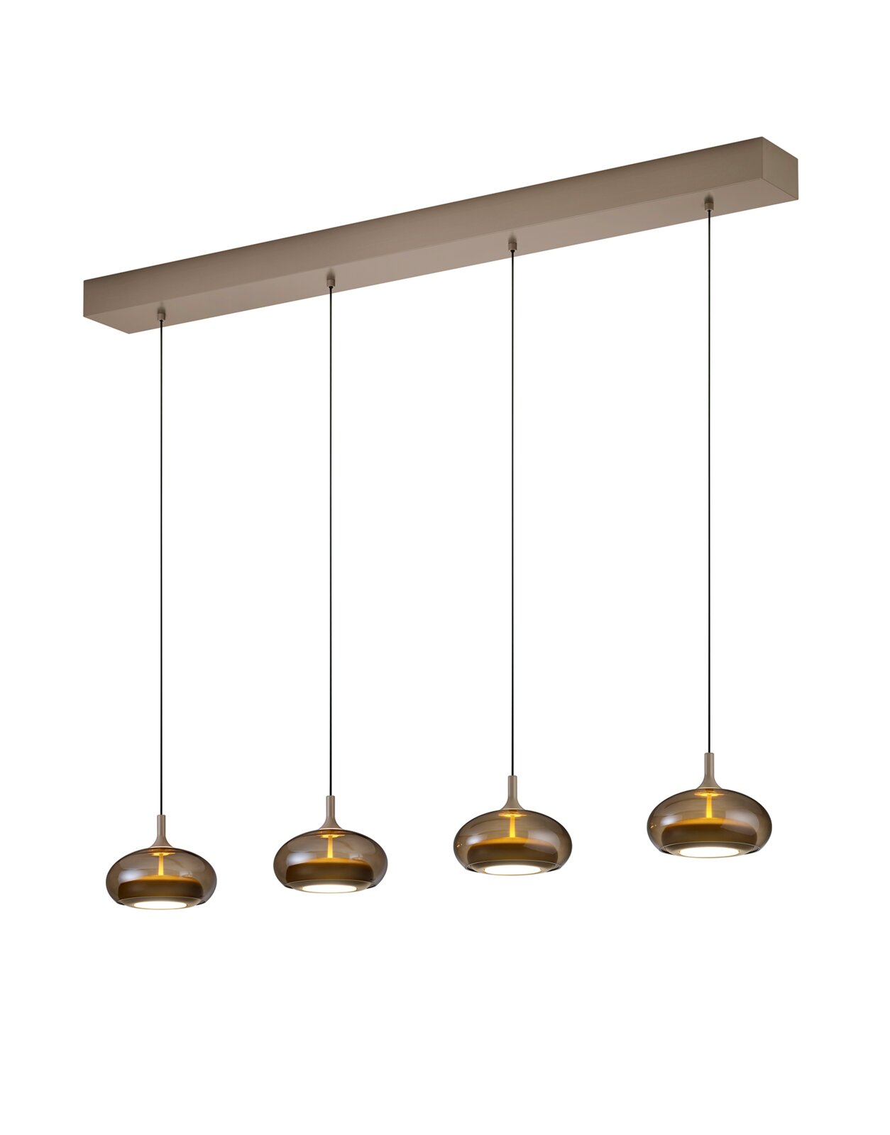 Moderne vierflammige Pendelleuchte mit rauchfarbenen Glasschirmen und langem rechteckigem Deckenbaldachin, aus seitlicher Untersicht vor weißem Hintergrund