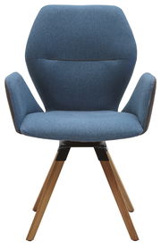 Vorderansicht eines modernen Armlehnenstuhls mit blauer Polsterung und Holzbeinen.