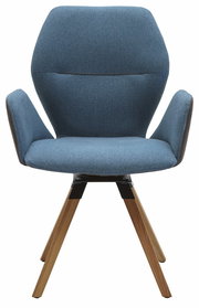 Vorderansicht eines modernen Armlehnenstuhls mit blauer Polsterung und Holzbeinen.