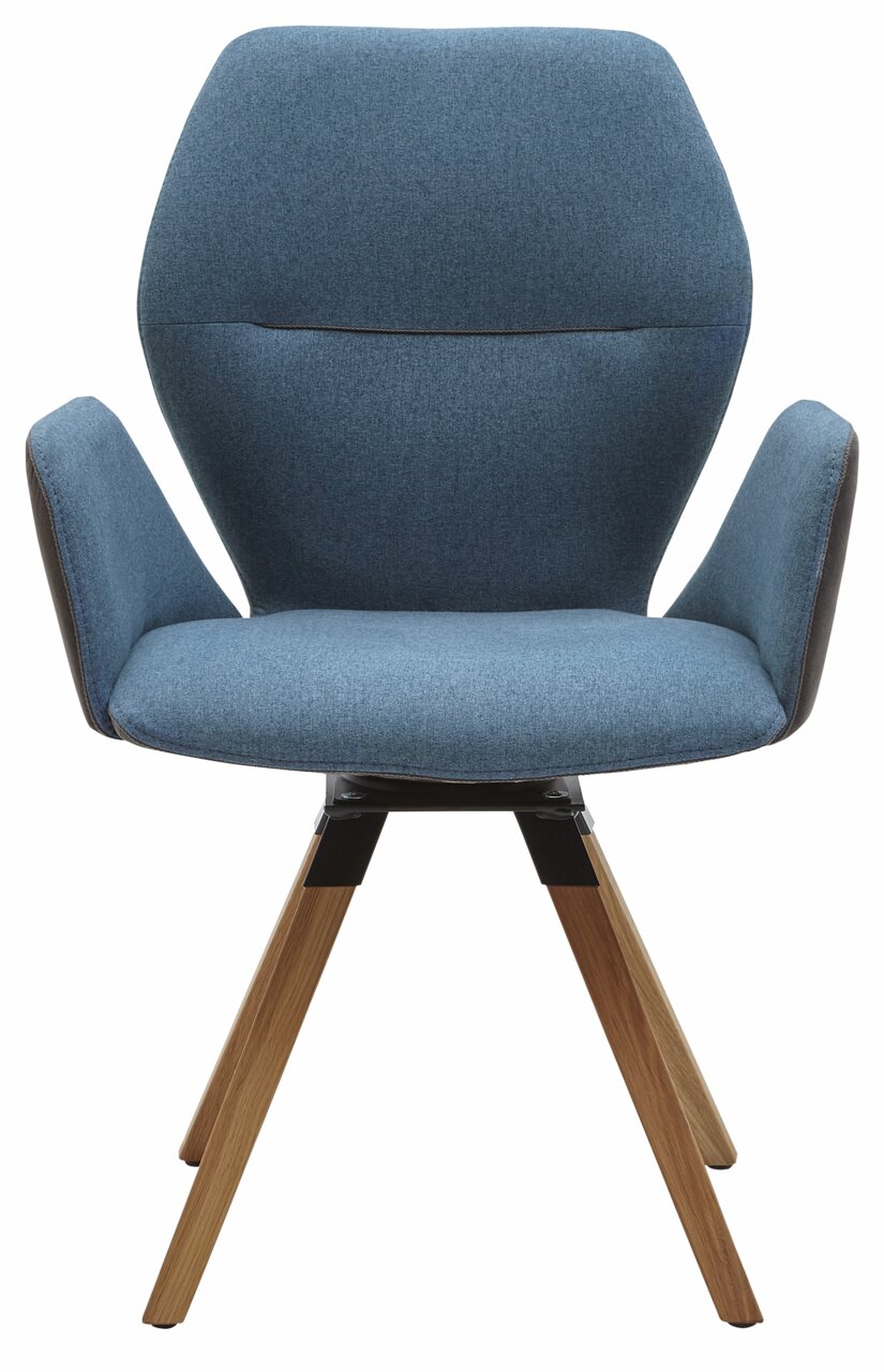 Vorderansicht eines modernen Armlehnenstuhls mit blauer Polsterung und Holzbeinen.