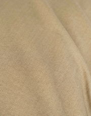 Nahaufnahme einer Bettwäsche mit Fischgrätenmuster in Beige, diagonale Perspektive