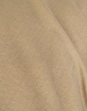 Nahaufnahme einer Bettwäsche mit Fischgrätenmuster in Beige, diagonale Perspektive