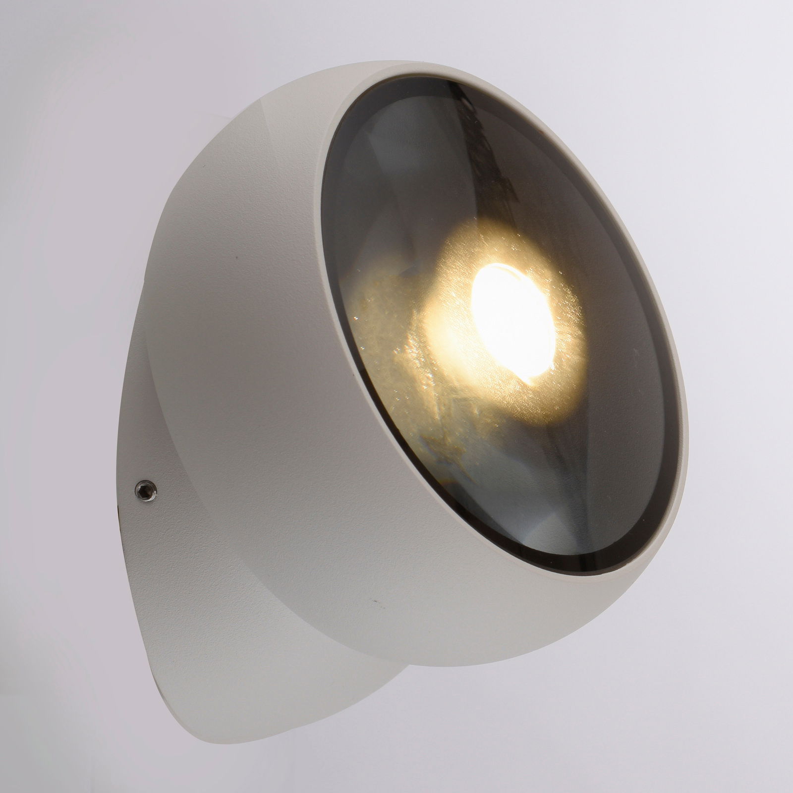 LED-Deckenleuchte in seitlicher Perspektive mit rundem, weißem Gehäuse und leuchtendem Licht.