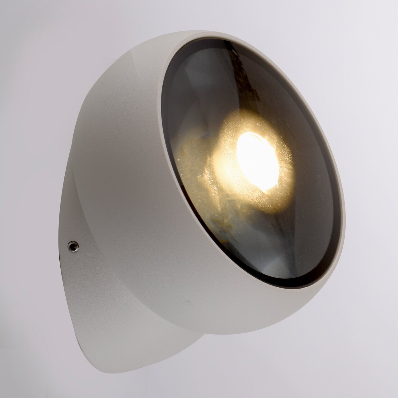 LED-plafondlamp in zijaanzicht met een ronde, witte behuizing en een heldere lichtbundel.