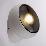 LED-plafondlamp in zijaanzicht met een ronde, witte behuizing en een heldere lichtbundel.