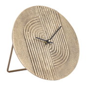 Moderne Tischuhr mit strukturiertem, goldfarbenem Zifferblatt und schwarzen Zeigern, seitliche Perspektive