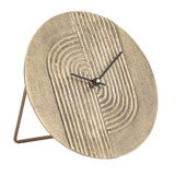 Moderne Tischuhr mit strukturiertem, goldfarbenem Zifferblatt und schwarzen Zeigern, seitliche Perspektive