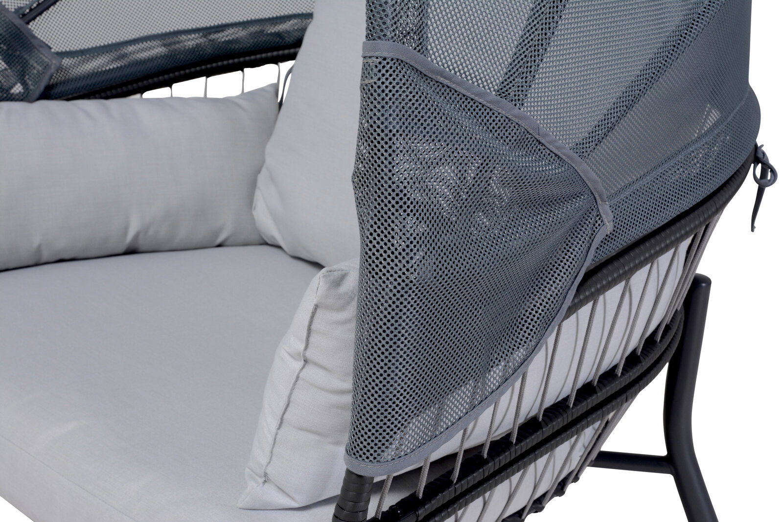 Detailansicht eines Loungesessels mit grauem Netzgewebe und hellgrauen Kissen, seitliche Perspektive.