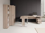 Büroeinrichtung mit einem Eckschreibtisch aus Holz, einem Computerbildschirm und einem Rollcontainer mit Schubladen. Im Hintergrund sind hohe Schränke mit Regalen zu sehen. Die Perspektive zeigt die Möbel von vorne in einem modernen Büroambiente.