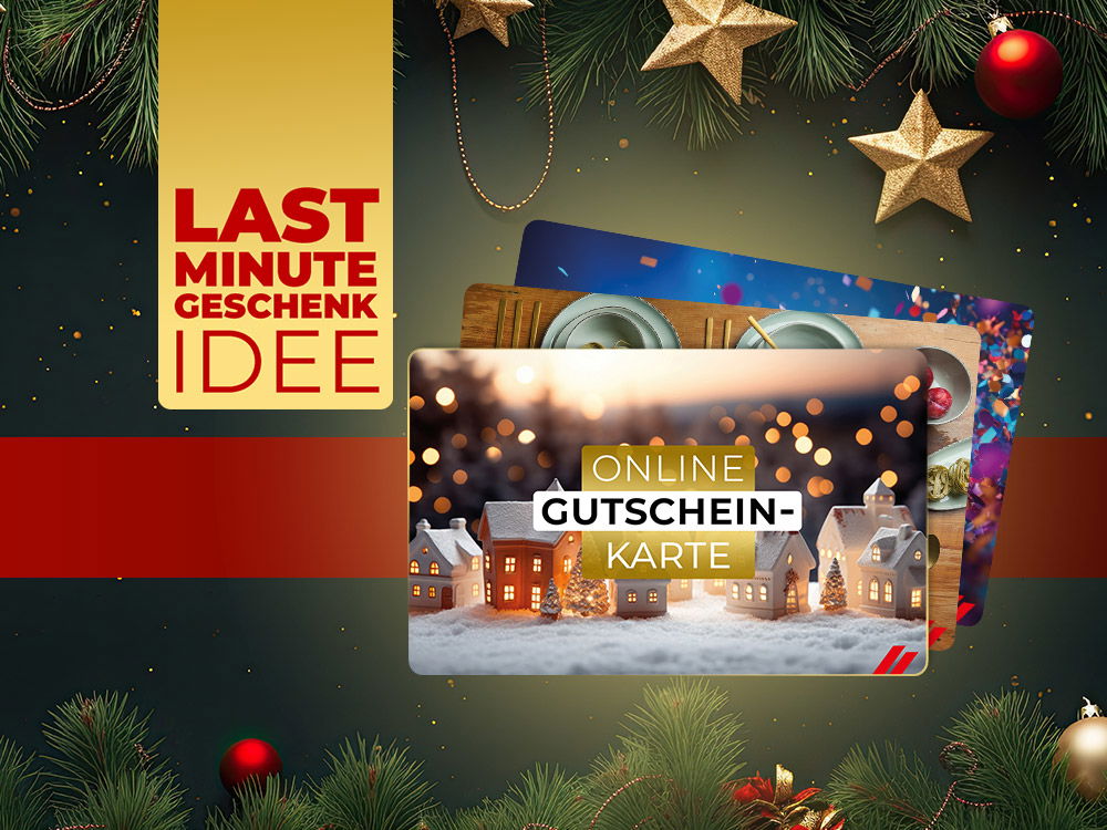 Weihnachtliche Last-Minute-Geschenkidee mit Online-Gutscheinkarten vor festlicher Deko und Tannenzweigen