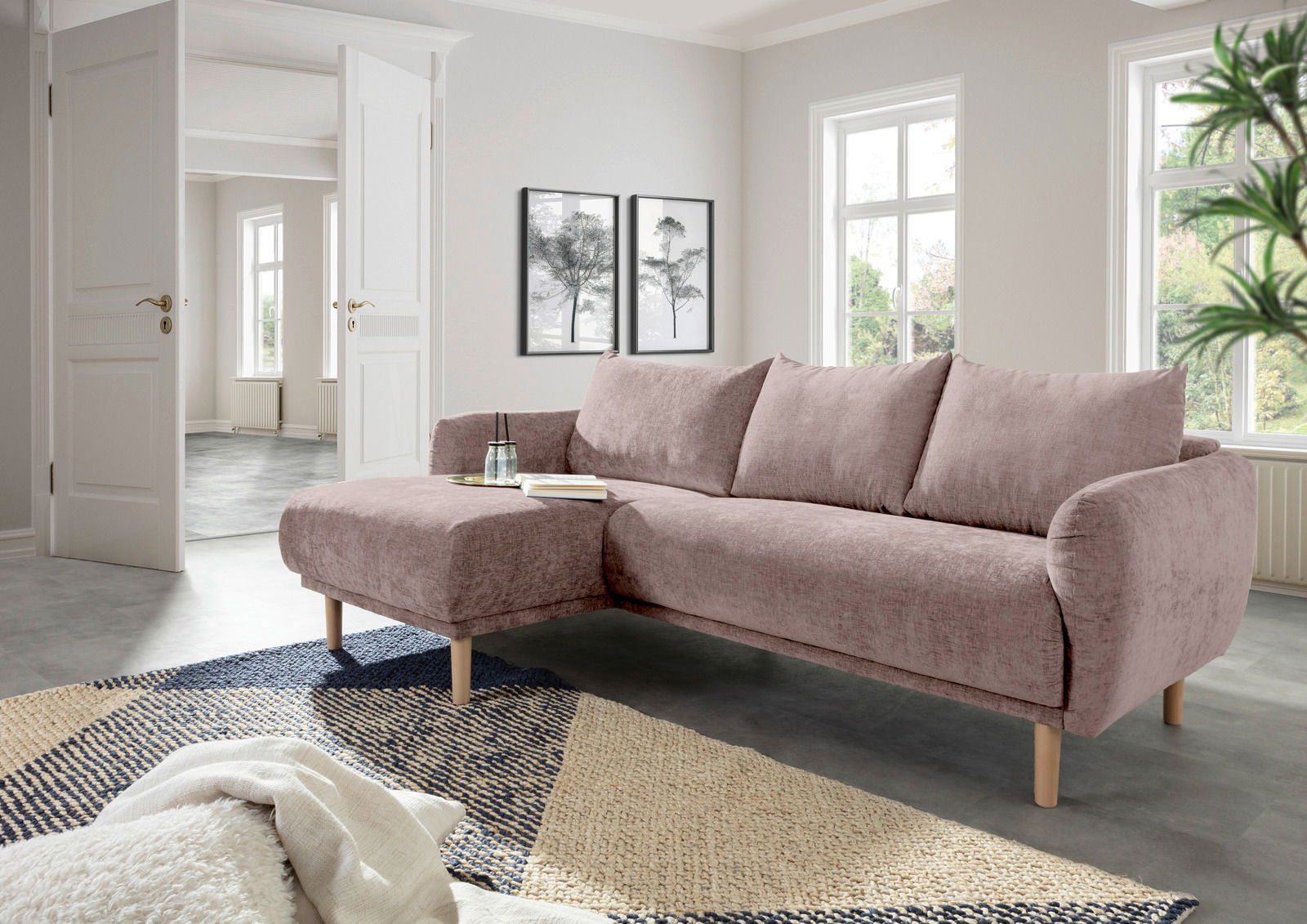 Z2 Ecksofa POWER Rosa Ecksofa mit Holzbeinen in einem modernen Wohnzimmer, Perspektive von vorne links.