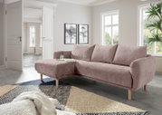 Rosa Ecksofa mit Holzbeinen in einem modernen Wohnzimmer, Perspektive von vorne links.