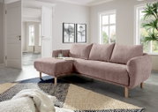 Rosa Ecksofa mit Holzbeinen in einem modernen Wohnzimmer, Perspektive von vorne links.