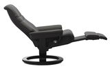 Seitliche Ansicht eines modernen, schwarzen Einzelsessels mit verstellbarer Rückenlehne und Fußstütze.