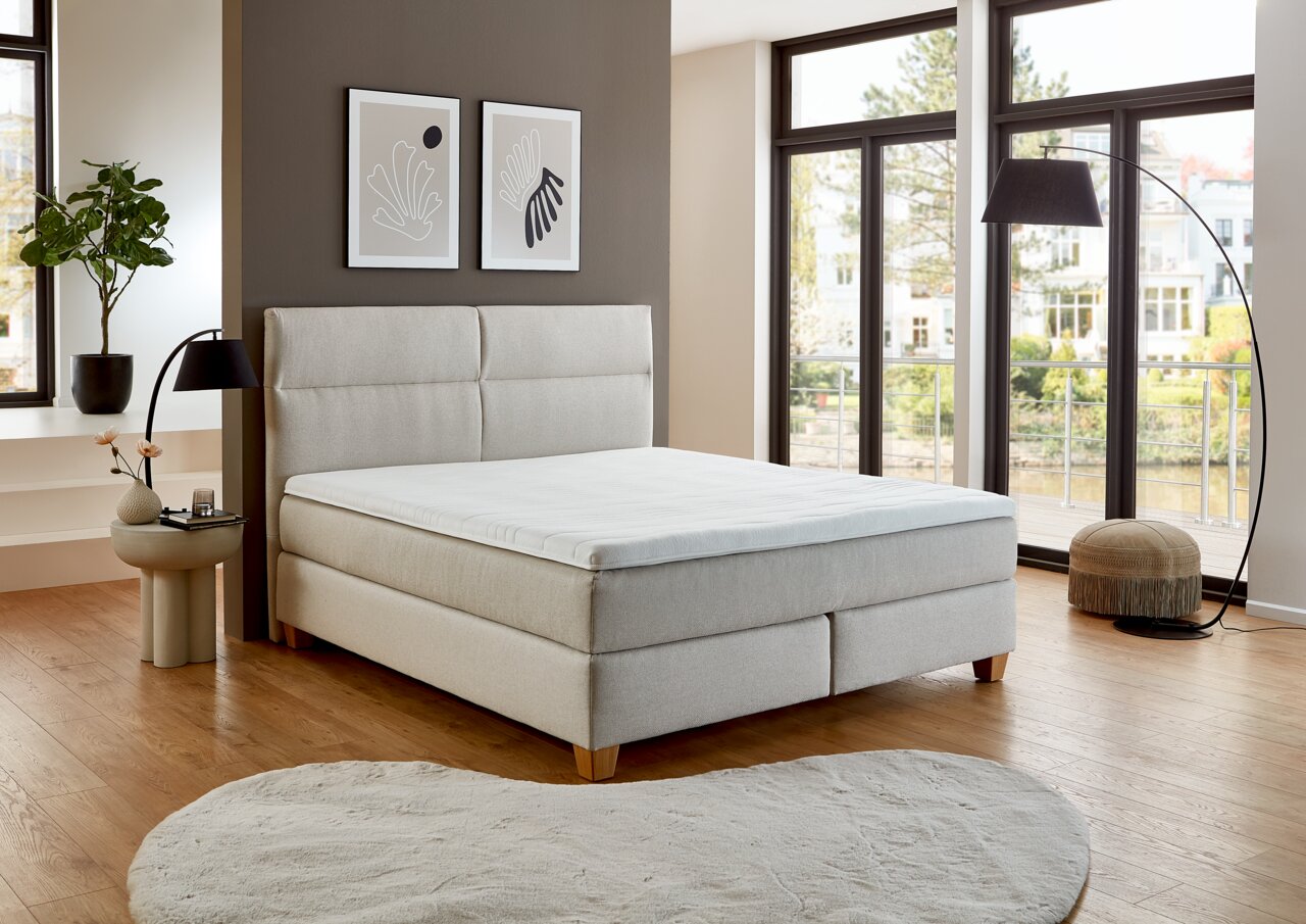 Boxspringbett BX 180/200 in einem modernen Schlafzimmer mit großen Fenstern, seitliche Perspektive