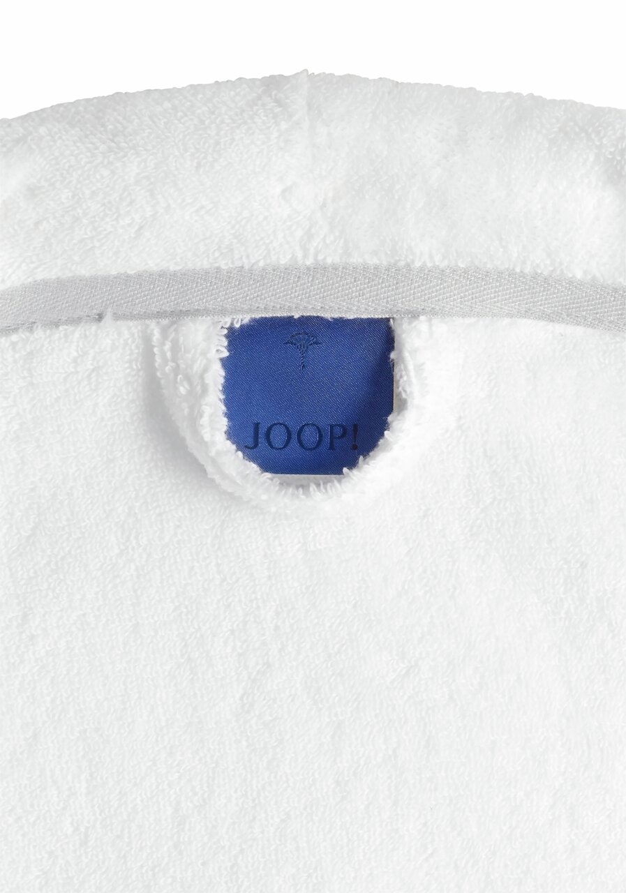 Nahaufnahme eines weißen Schalkragens mit blauem Etikett von JOOP! in Vorderansicht.