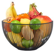 Obstkorb aus schwarzem Metall mit verschiedenen Früchten, seitliche Perspektive