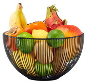 Obstkorb aus schwarzem Metall mit verschiedenen Früchten, seitliche Perspektive