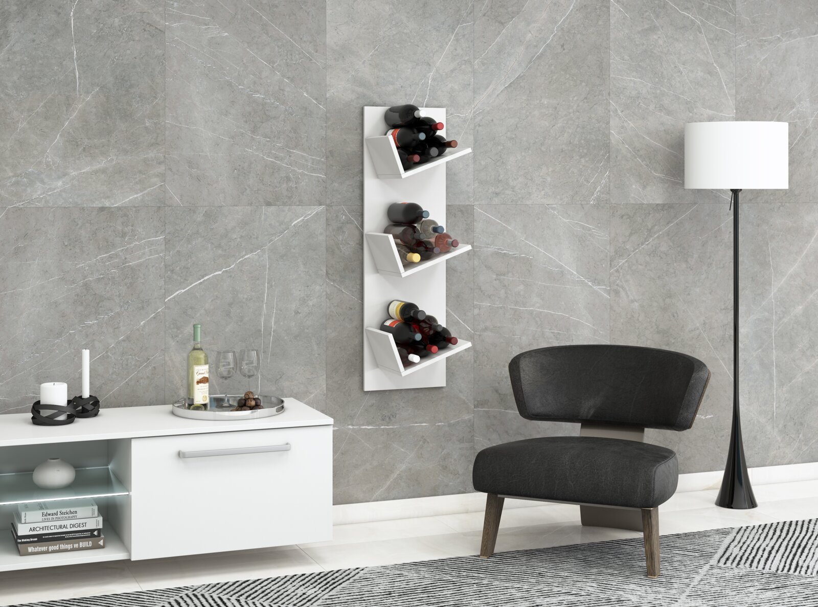 Weißes wandmontiertes Weinregal mit drei schrägen Ablagen und mehreren Weinflaschen, im Wohnzimmer an grauer Steinwand – Frontalansicht in leichter Perspektive von links.