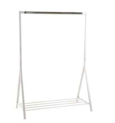 Moderner weißer Garderobenständer aus Metall mit unterem Ablagegitter, frontal abgebildet.