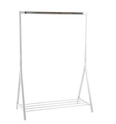 Moderner weißer Garderobenständer aus Metall mit unterem Ablagegitter, frontal abgebildet.