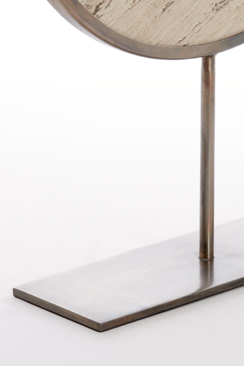 Nahaufnahme eines metallischen Ornaments auf einem rechteckigen Sockel, seitliche Perspektive