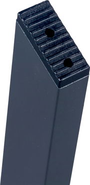 Schwarzer, rechteckiger Metallpfosten mit geriffelter Oberseite und zwei Bohrungen, in schräger Nahaufnahme von oben auf die Kante vor weißem Hintergrund