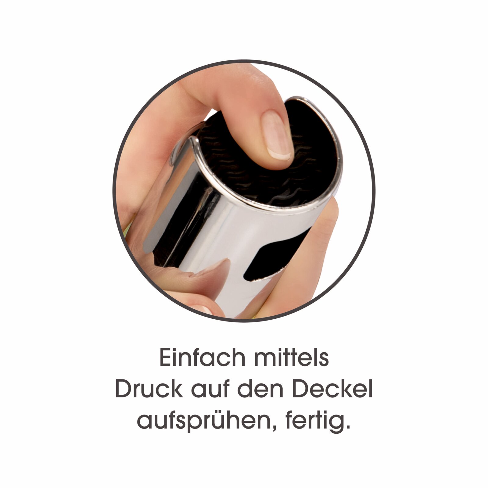 Nahaufnahme aus schräger Draufsicht: Eine Hand drückt den schwarzen Deckel eines glänzend silberfarbenen Sprühbehälters zur einfachen Anwendung herunter.