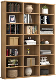 Großes, offenes Bücherregal aus hellem Holz mit vielen quadratischen Fächern, bestückt mit Büchern und Deko (Vase, Pflanze, Boxen) – frontale Ansicht mit leichter Perspektive von links.