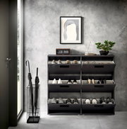 Schuhkipper mit sechs Fächern in modernem Design, frontal fotografiert, mit Schuhen und Dekorationen darauf.