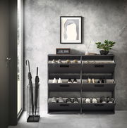 Schuhkipper mit sechs Fächern in modernem Design, frontal fotografiert, mit Schuhen und Dekorationen darauf.