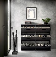 Schuhkipper mit sechs Fächern in modernem Design, frontal fotografiert, mit Schuhen und Dekorationen darauf.