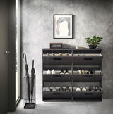 Schuhkipper mit sechs Fächern in modernem Design, frontal fotografiert, mit Schuhen und Dekorationen darauf.