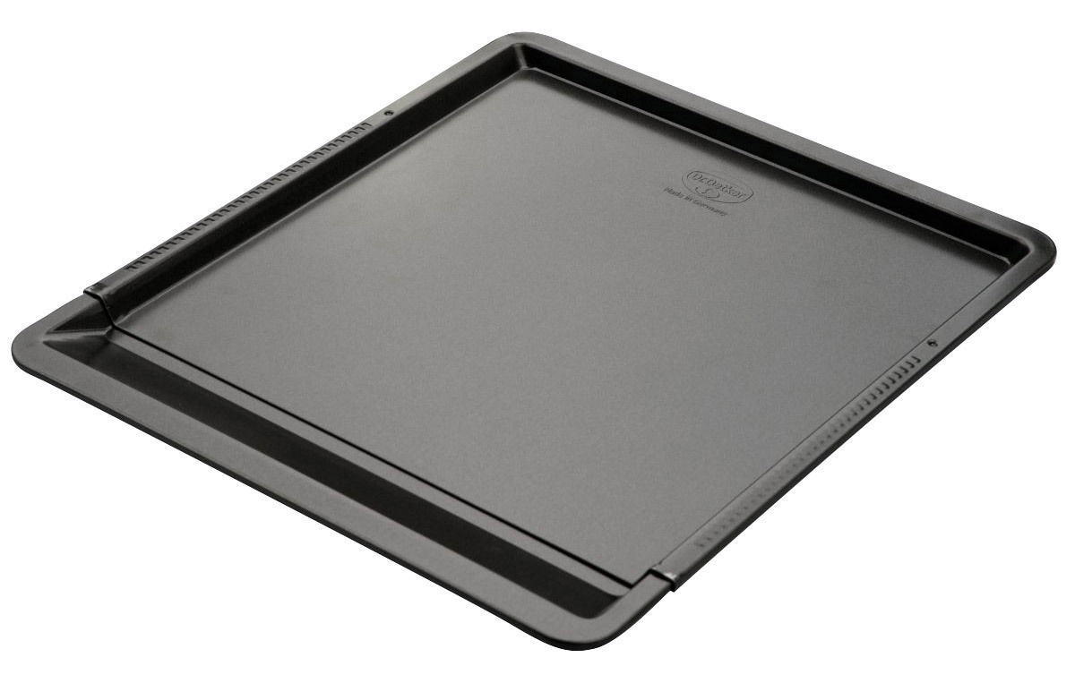 Schwarzes Back- und Plätzchenblech aus Metall, schräg von oben fotografiert.