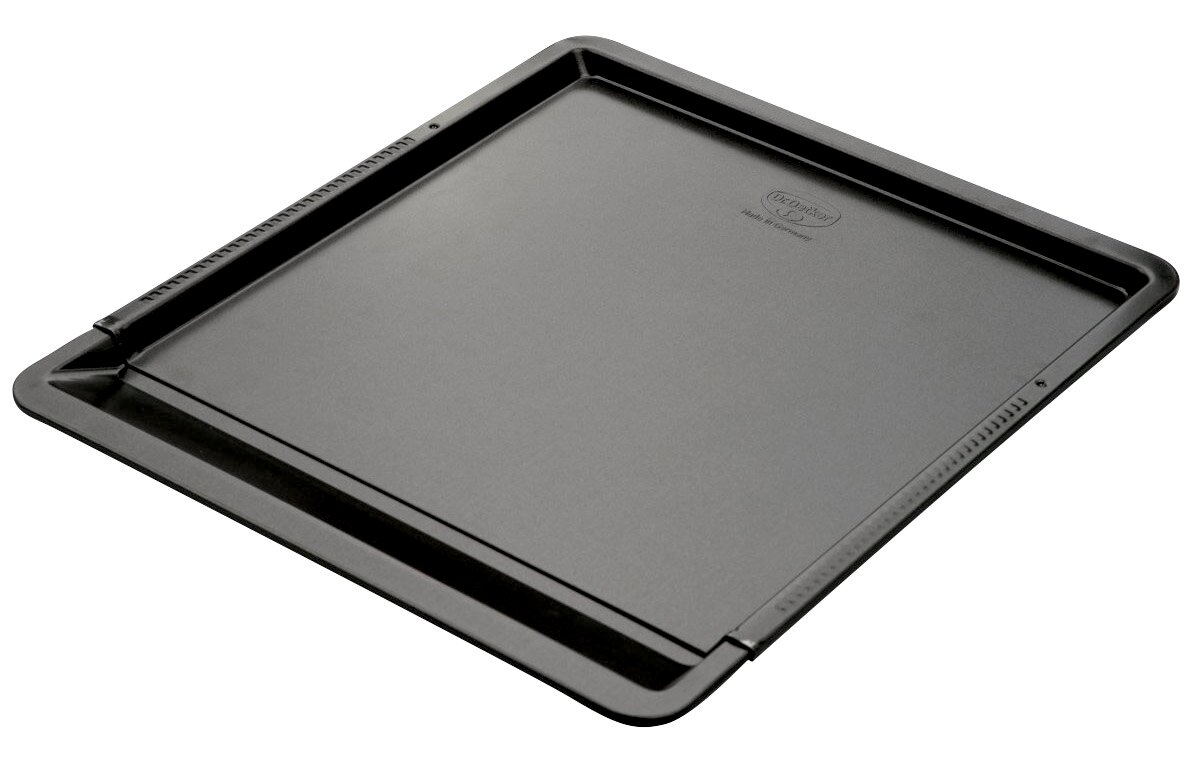 Schwarzes Back- und Plätzchenblech aus Metall, schräg von oben fotografiert.