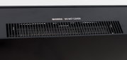 Close-up van de ventilatiesleuven van een elektrische haard met de waarschuwing 'DO NOT COVER'.