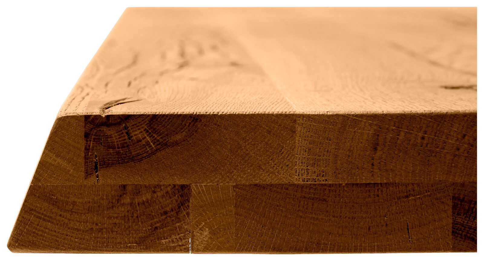 Nahaufnahme einer massiven Holz-Tischplatte mit natürlicher Maserung, seitliche Perspektive