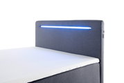 Boxbed met grijs hoofdeinde en ingebouwde blauwe ledverlichting, zijaanzicht