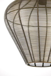 Nahaufnahme einer Hängeleuchte mit einem Drahtgitter-Design, seitliche Perspektive.