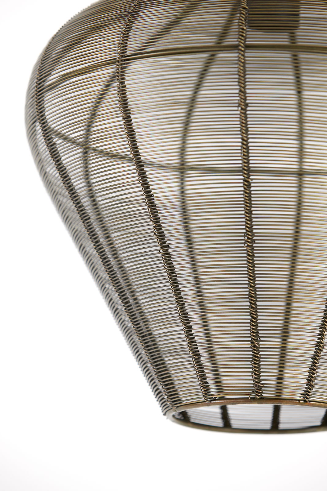 Nahaufnahme einer Hängeleuchte mit einem Drahtgitter-Design, seitliche Perspektive.